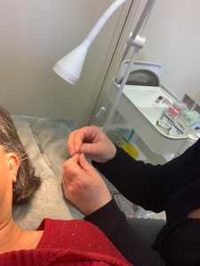 Photo prise pendant la puncture d'une oreille